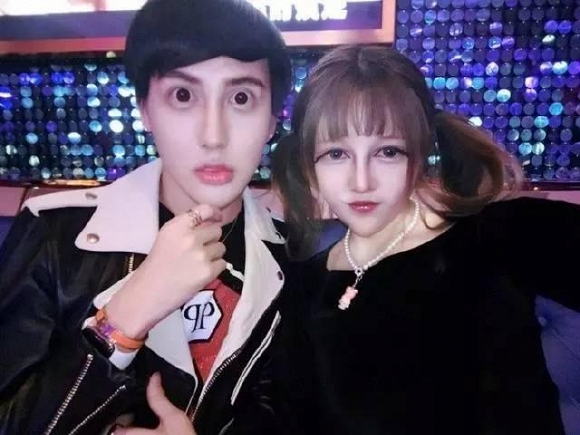 Giật mình nhan sắc bạn gái mới của 'chàng trai mặt rắn' 4