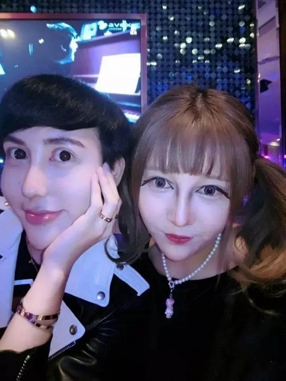 Giật mình nhan sắc bạn gái mới của 'chàng trai mặt rắn' 5