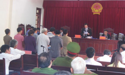 Cán bộ tỉnh Vĩnh Phúc trình sai, ký liều hầu tòa