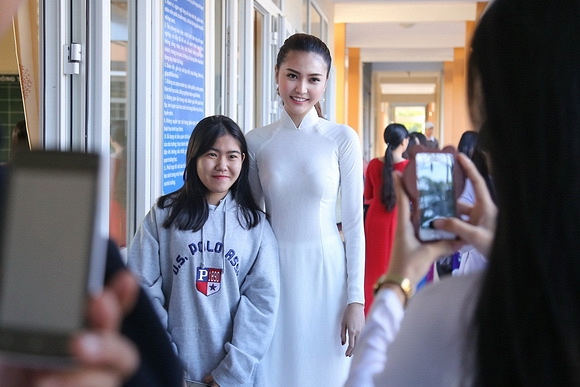 Ngọc Duyên về thăm thầy cô trường cũ, trao học bổng cho học sinh nghèo