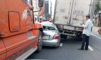 Tin tai nạn giao thông ngày 24/11/2016: Vios bị container và xe tải kẹp bẹp dúm