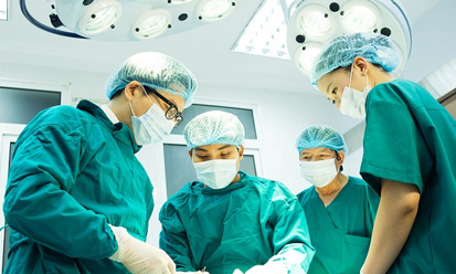 Nối thành công tinh hoàn và dương vật cho nam thanh niên tự cắt đứt rời
