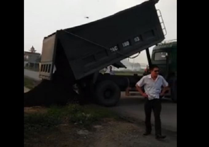 Nhóm người này chỉ đạo cho tài xế đổ tải ngay bên đường, khi bị cơ quan chức năng kiểm tra.