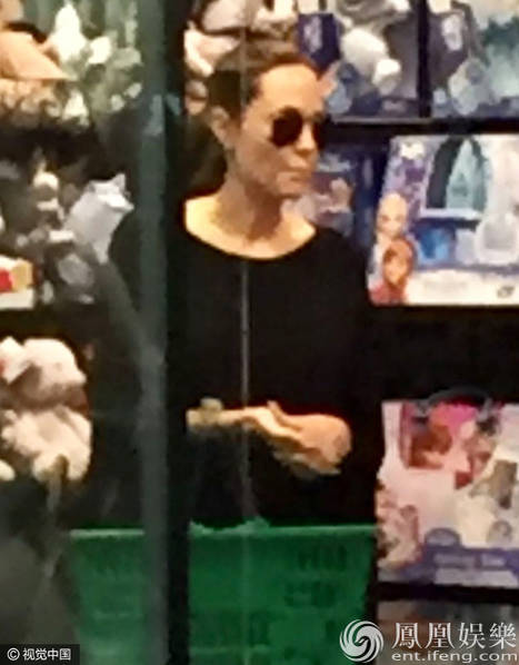 Angelina Jolie  0