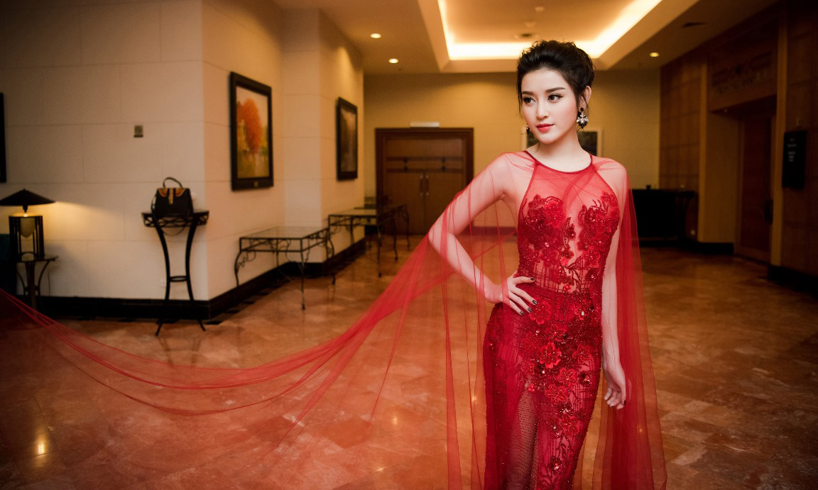Huyền My đẹp tựa tiên nữ giáng trần trong sắc đỏ kiêu sa