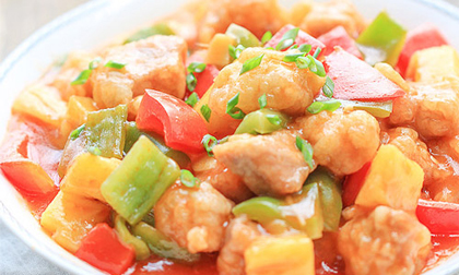 Thịt lợn sốt rau củ chua ngọt đầy màu sắc cho bữa cơm gia đình