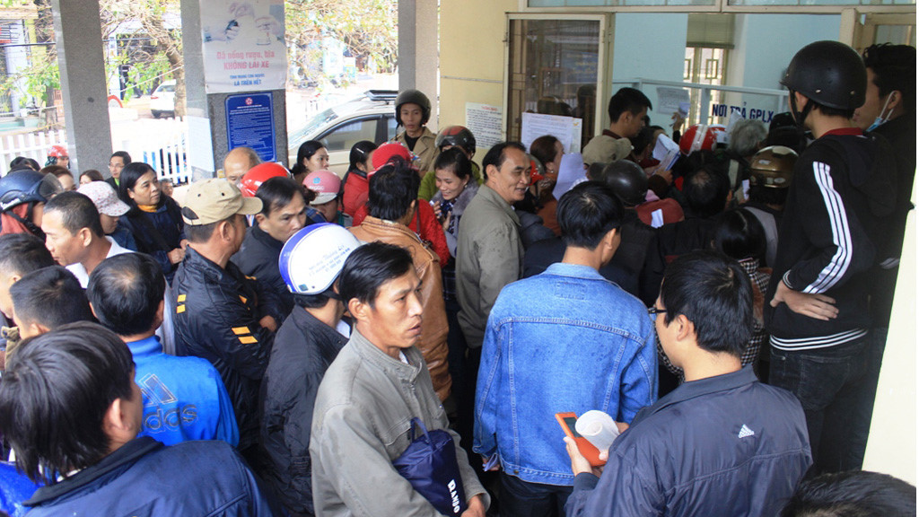 Tin nóng ngày 26/11: Hàng trăm người đi đổi giấy phép lái xe vì tin đồn