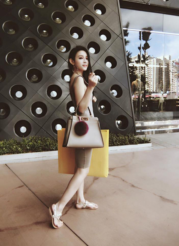Huyền Baby khoe siêu xe 3