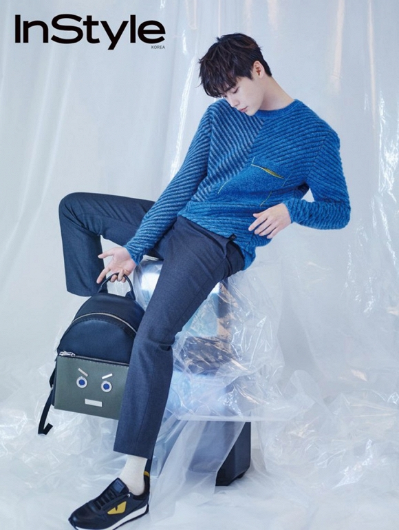 Lee Jong Suk khoe style thu sành điệu 1 Lee Jong Suk khoe style thu sành điệu 1