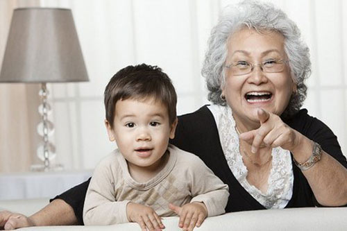 Con dâu ngày nào cũng tranh phần dọn dẹp nhà bếp và đi đổ rác cả tháng, mẹ chồng rơi nước mắt khi biết việc động trời 0