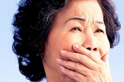 Con dâu ngày nào cũng tranh phần dọn dẹp nhà bếp và đi đổ rác cả tháng, mẹ chồng rơi nước mắt khi biết việc động trời 0