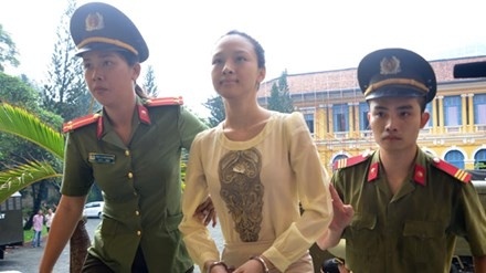 Mỹ nhân Việt trước vành móng ngựa 3