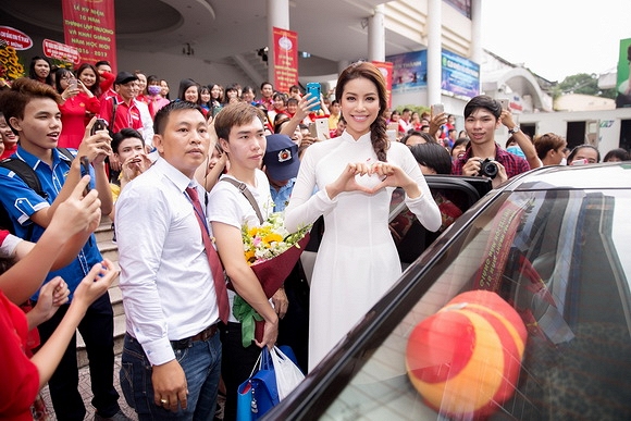 Phạm Hương diện áo dài trắng 6