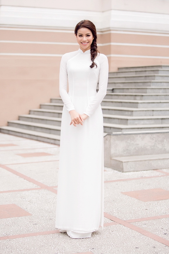 Phạm Hương diện áo dài trắng 4