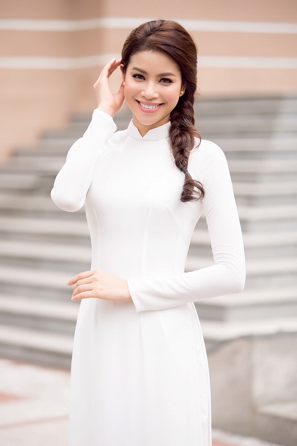 Phạm Hương diện áo dài trắng 1