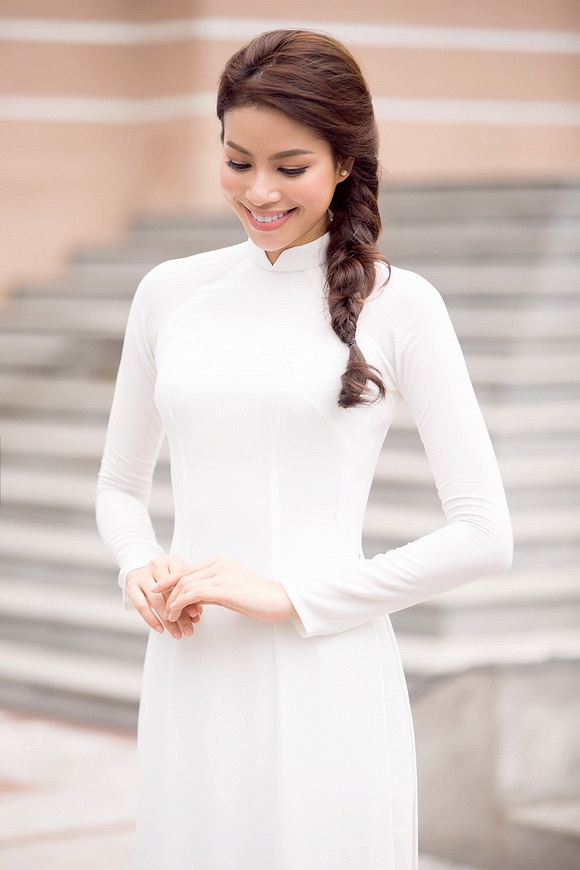 Phạm Hương diện áo dài trắng 0