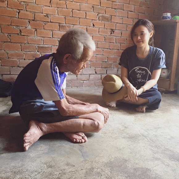 Không phải tiền nhiều hay ít, đây mới là hình ảnh sao Việt khi đi từ thiện khiến khán giả xúc động nhất 0