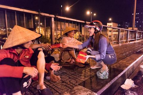 Không phải tiền nhiều hay ít, đây mới là hình ảnh trân quý nhất khi sao Việt đi từ thiện 5