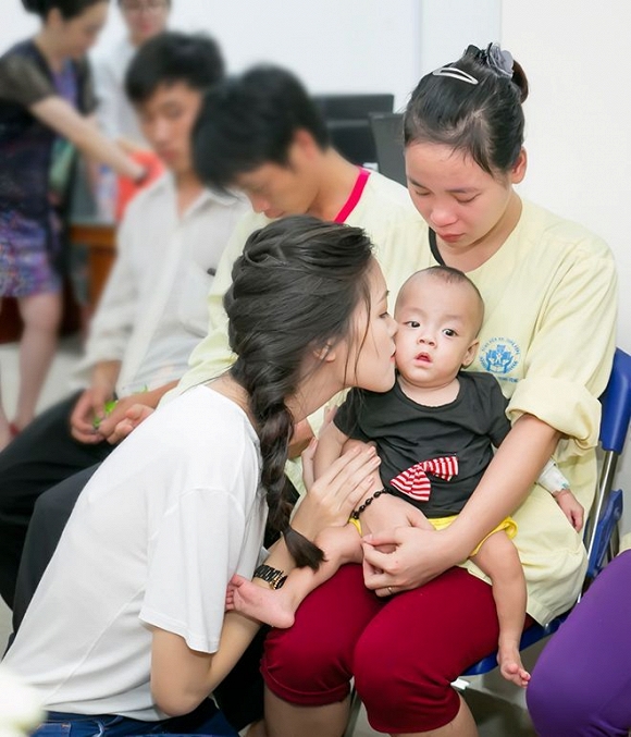 Không phải tiền nhiều hay ít, đây mới là hình ảnh sao Việt khi đi từ thiện khiến khán giả xúc động nhất 0