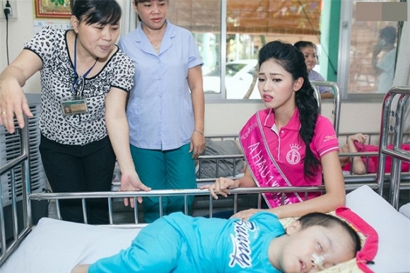 Không phải tiền nhiều hay ít, đây mới là hình ảnh sao Việt khi đi từ thiện khiến khán giả xúc động nhất 1
