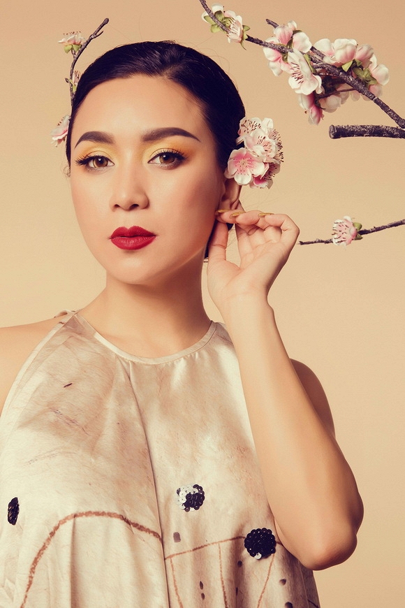 Diễn viên Y Phụng kiêu sa váy yếm 4