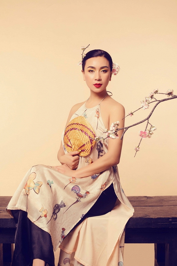 Diễn viên Y Phụng kiêu sa váy yếm 0