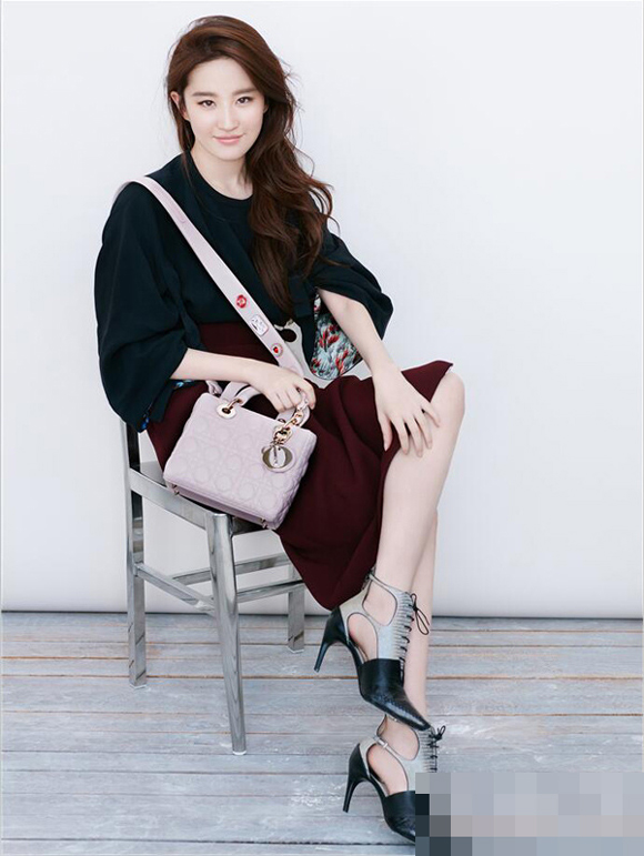 ngôi sao nữ sành điệu với túi Lady Dior mini 8