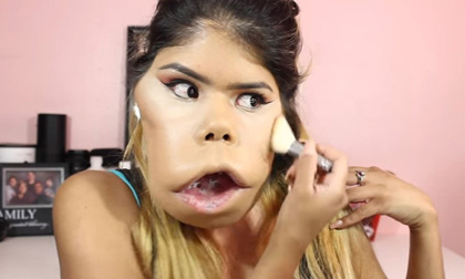 Vlogger làm đẹp có mặt biến dạng khiến cả thế giới phải nể phục
