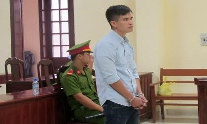 Mang cả trăm viên ma túy và nhiều “hàng nóng” đi ăn cùng bạn gái