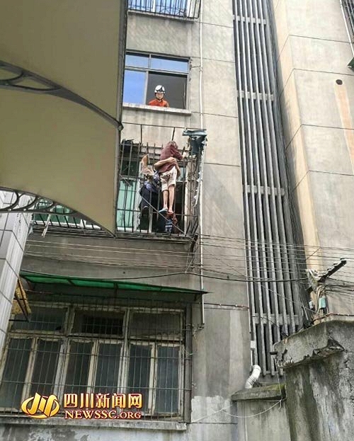 Hãy cẩn trọng sau khi xem loạt vụ tại nạn từ trên cao 10 Hãy cẩn trọng sau khi xem loạt vụ tại nạn từ trên cao 10