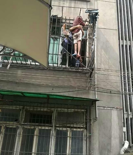 Hãy cẩn trọng sau khi xem loạt vụ tại nạn từ trên cao 8 Hãy cẩn trọng sau khi xem loạt vụ tại nạn từ trên cao 8