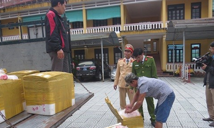 Cảnh sát giao thông bắt giữ hơn 1 tấn nội tạng thối