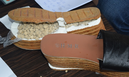 Hàng nghìn viên ma túy giấu trong đế dép