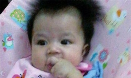 Mải chơi điện thoại, bố để con gái 3 tháng chết vì sặc sữa