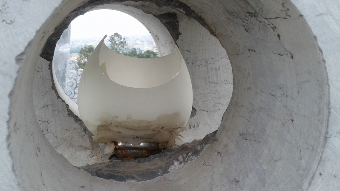 Rất nhiều đèn chiếu sáng bị vỡ và bong tróc.