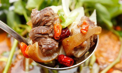 Cách làm lẩu đuôi bò cho mùa đông thêm ấm áp