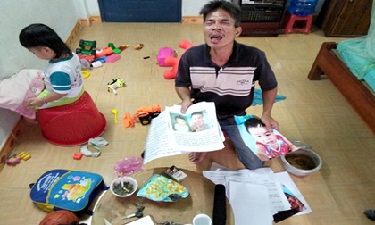 Cha quỳ lạy giữa Sài Gòn tìm con: Cháu bé sống cùng mẹ ruột
