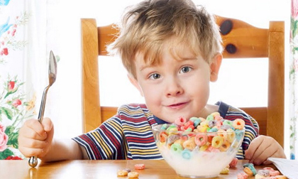 Phép lịch sự tối thiểu cha mẹ phải dạy con khi ngồi vào bàn ăn