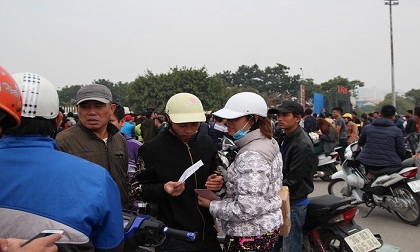 Phe vé, xếp hàng thuê... “hốt bạc” trước sân vận động Mỹ Đình