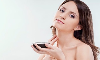 Cách chọn phấn nền trang điểm cho bạn gái
