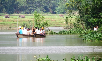 Hai học sinh mất tích khi đi câu cá trong lũ