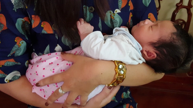 Bé trai phải xa rời người mẹ sau khi chào đời.