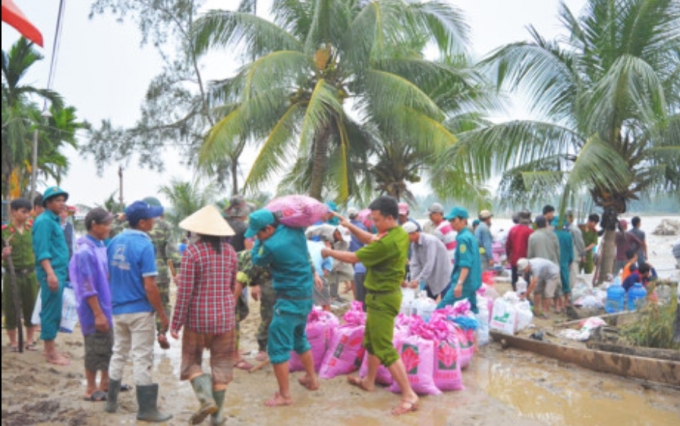   Đã qua 3 ngày, người dân huyện Duy Xuyên đang cố chống chọi với lũ dữ.   