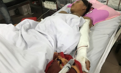 Bị chém gần rơi cánh tay khi đang đứng bán mía ở chợ