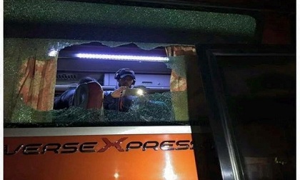 Xe chở đội tuyển Indonesia bị CĐV quá khích ném vỡ kính