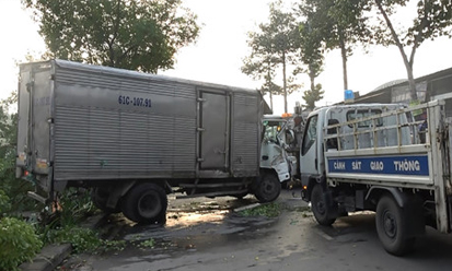 Tin tai nạn giao thông ngày 8/12/2016: Nhân viên xe buýt bị xe buýt cuốn