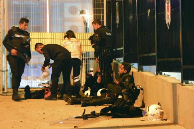 Trong số những nạn nhân thiệt mạng có 27 cảnh sát và 2 dân thường. (Ảnh: Reuters)