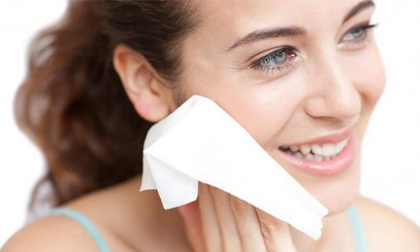Mẹo thổi bay mụn đầu đen bằng dầu tẩy trang cực hữu ích cho bạn gái