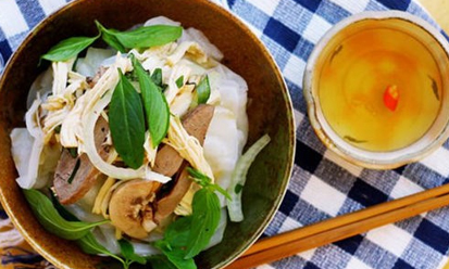 Tự tay làm món bánh ướt gỏi gà lòng heo ngon như ở Đà Lạt