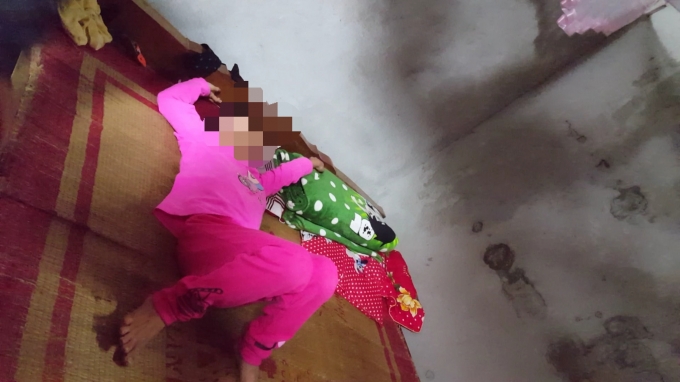 Bé P. luôn tự nhốt mình trong phòng và lo lắng khi tiếp xúc với người lạ sau sự việc xảy ra. Ảnh: Huy Trung